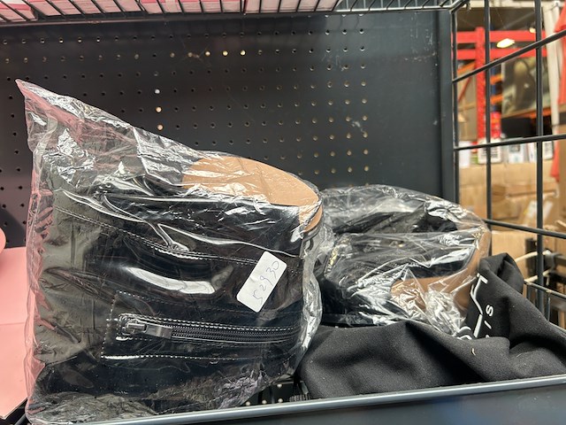 3x inhoud stellingvak w.o. dry shaver, opblaasbare poef, tas w.o. philips, hapé - afbeelding 5 van  7