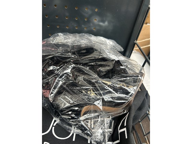 3x inhoud stellingvak w.o. dry shaver, opblaasbare poef, tas w.o. philips, hapé - afbeelding 6 van  7