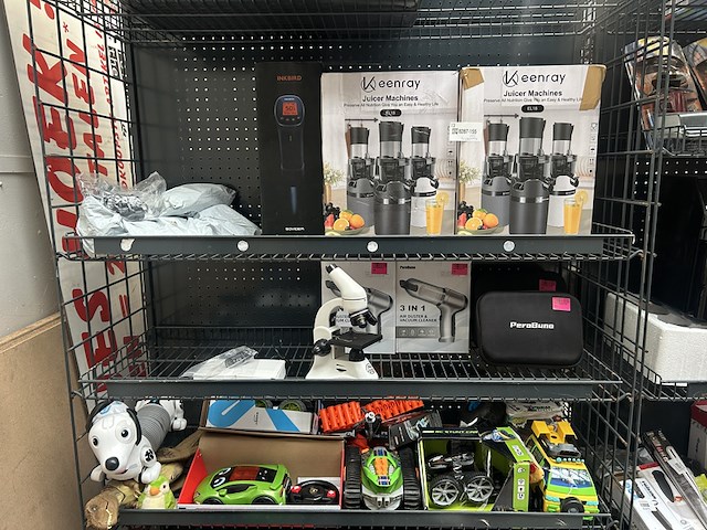 3x inhoud stellingvak w.o. juicemaker, vacuumcleaner, divers speelgoed w.o. keenray, perobuno - afbeelding 1 van  9