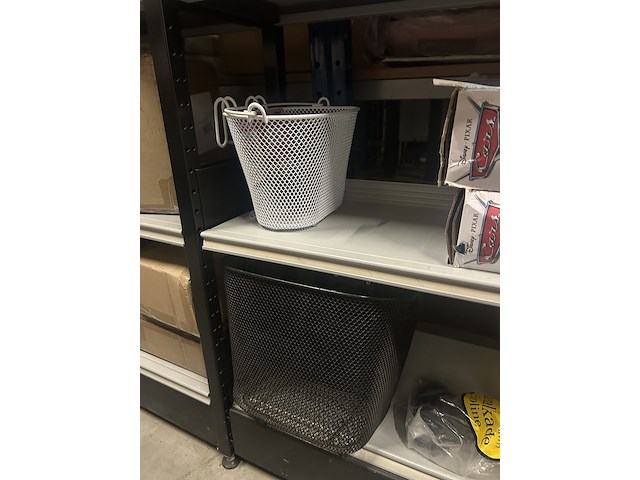 3x inhoud stellingvak w.o. speelgoed w.o. basil, disney pixar cars, dewalt - afbeelding 8 van  9