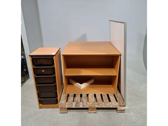 3x kast en 1x whiteboard - afbeelding 1 van  8