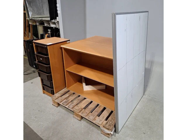 3x kast en 1x whiteboard - afbeelding 3 van  8