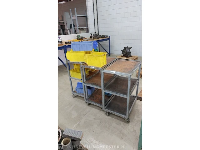 3x magazijnwagen met diverse magazijnbakjes - afbeelding 1 van  5