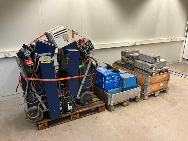 3x pallet acculaders en omvormers - afbeelding 1 van  11