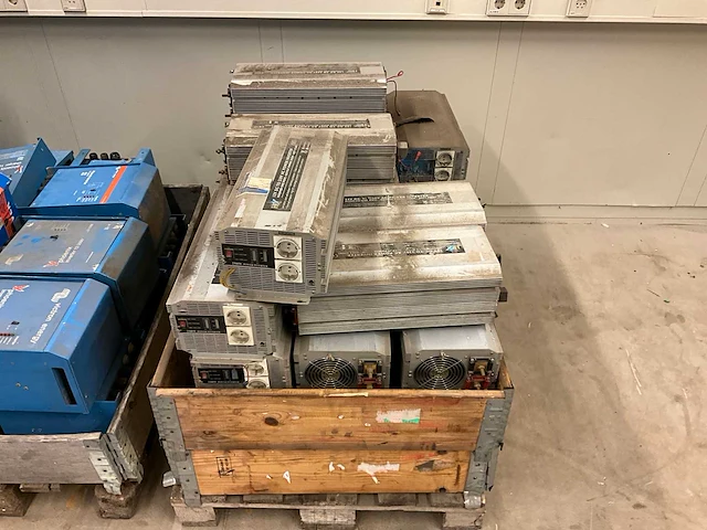 3x pallet acculaders en omvormers - afbeelding 5 van  11