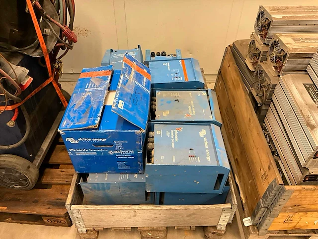 3x pallet acculaders en omvormers - afbeelding 8 van  11