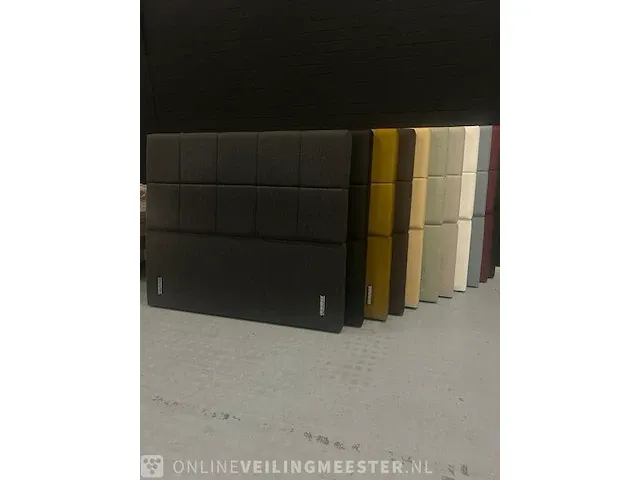 3x pallet met bed hoofdborden (23 totaal) diverse kleuren - afbeelding 1 van  5