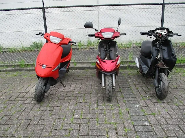 3x peugeot zentih (opknappers) - snorscooters - 2 tact - scooter - afbeelding 1 van  13