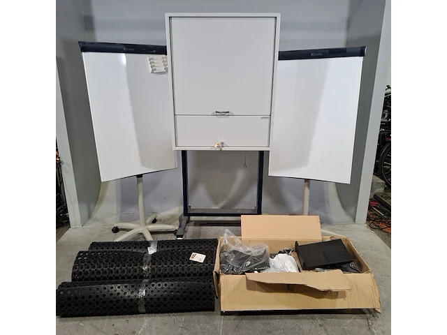 3x rubberen mat, 2x verrijdbaar whiteboard en 1x display - afbeelding 1 van  19