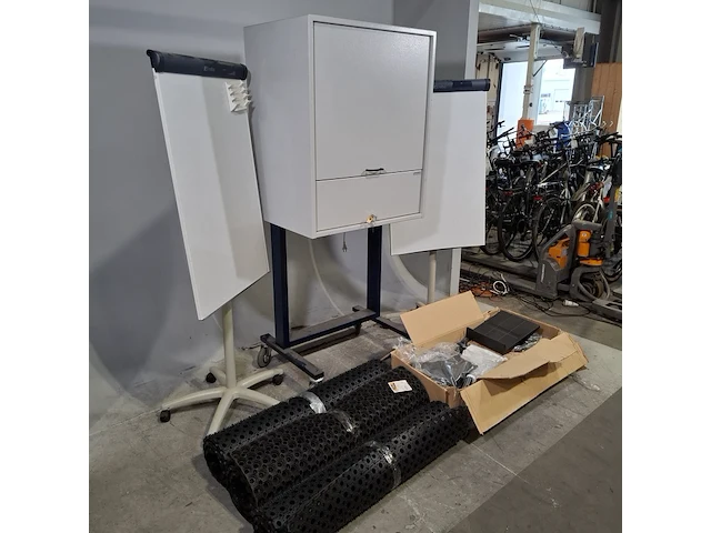 3x rubberen mat, 2x verrijdbaar whiteboard en 1x display - afbeelding 12 van  19