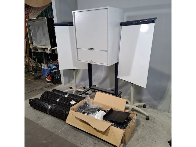 3x rubberen mat, 2x verrijdbaar whiteboard en 1x display - afbeelding 13 van  19