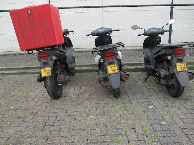 3x sym x pro - bromscooter - scooter - afbeelding 16 van  17