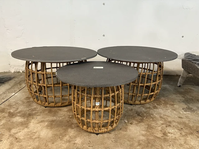 3x tuintafel, bijzettafel 2x diameter 75 cm, 1x diameter 55 cm, buiten. - afbeelding 1 van  10