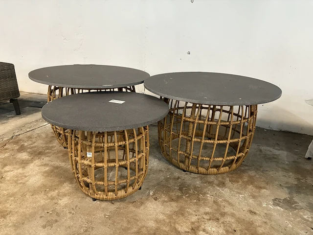 3x tuintafel, bijzettafel 2x diameter 75 cm, 1x diameter 55 cm, buiten. - afbeelding 3 van  10