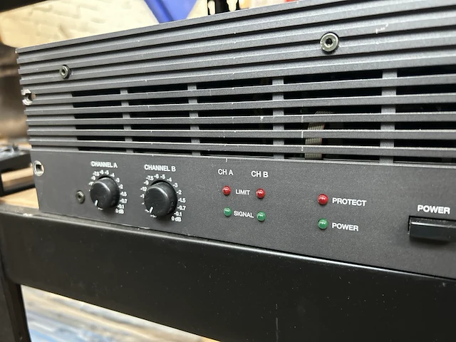 3x versterker dynacord paa 330, dynacord s 900, crown - afbeelding 6 van  6