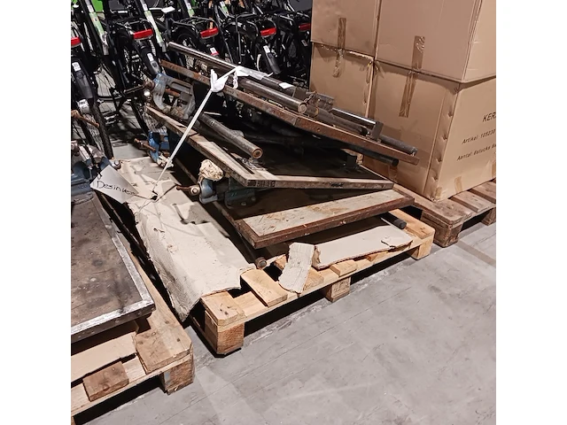 3x werktafel met bankschroef - afbeelding 5 van  5