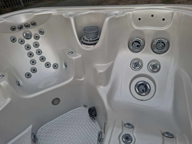 4-5 persoons amerikaanse jacuzzi en buitenspa - afbeelding 2 van  26