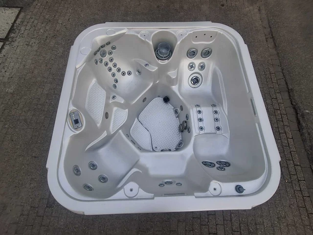 4-5 persoons amerikaanse jacuzzi en buitenspa - afbeelding 1 van  26