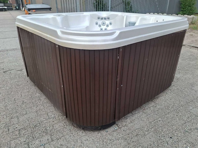 4-5 persoons amerikaanse jacuzzi en buitenspa - afbeelding 14 van  26
