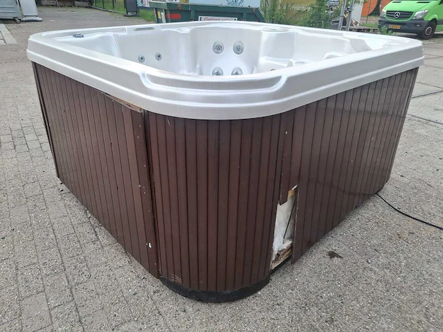 4-5 persoons amerikaanse jacuzzi en buitenspa - afbeelding 16 van  26
