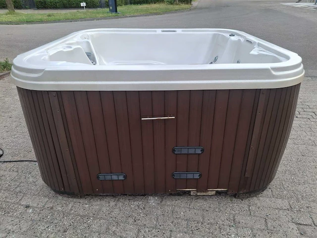 4-5 persoons amerikaanse jacuzzi en buitenspa - afbeelding 18 van  26