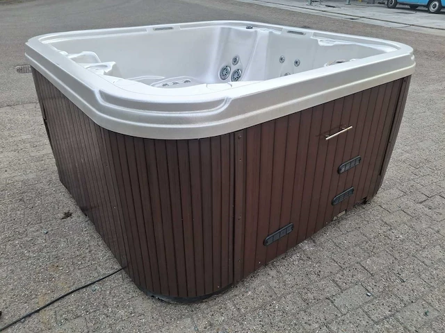 4-5 persoons amerikaanse jacuzzi en buitenspa - afbeelding 19 van  26