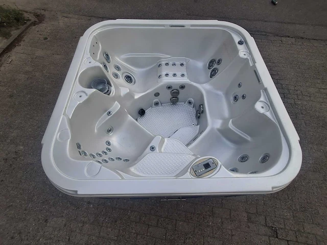4-5 persoons amerikaanse jacuzzi en buitenspa - afbeelding 20 van  26