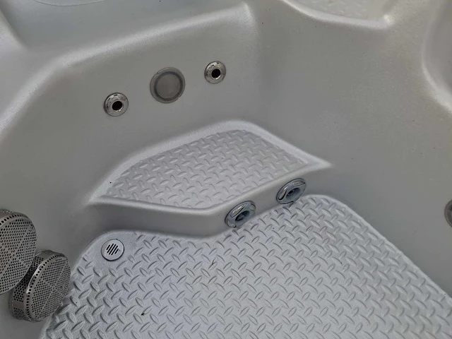 4-5 persoons amerikaanse jacuzzi en buitenspa - afbeelding 22 van  26
