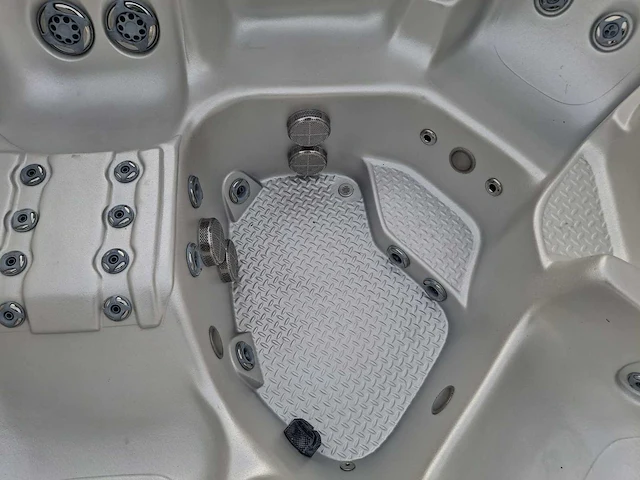 4-5 persoons amerikaanse jacuzzi en buitenspa - afbeelding 23 van  26