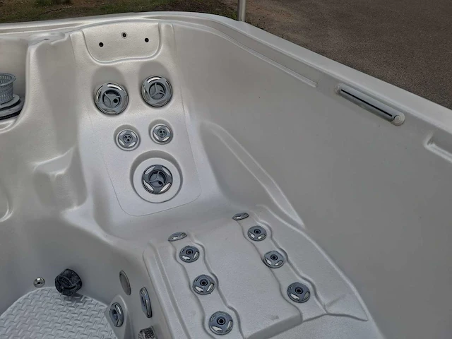 4-5 persoons amerikaanse jacuzzi en buitenspa - afbeelding 3 van  26