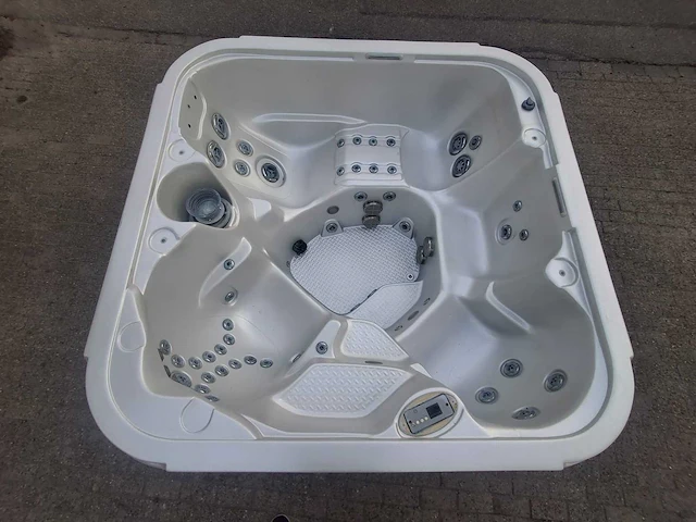 4-5 persoons amerikaanse jacuzzi en buitenspa - afbeelding 12 van  26