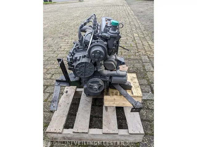 4-cilinder kubota v1302 motor - afbeelding 4 van  11