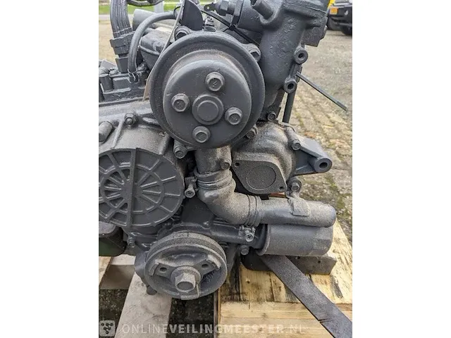 4-cilinder kubota v1302 motor - afbeelding 9 van  11
