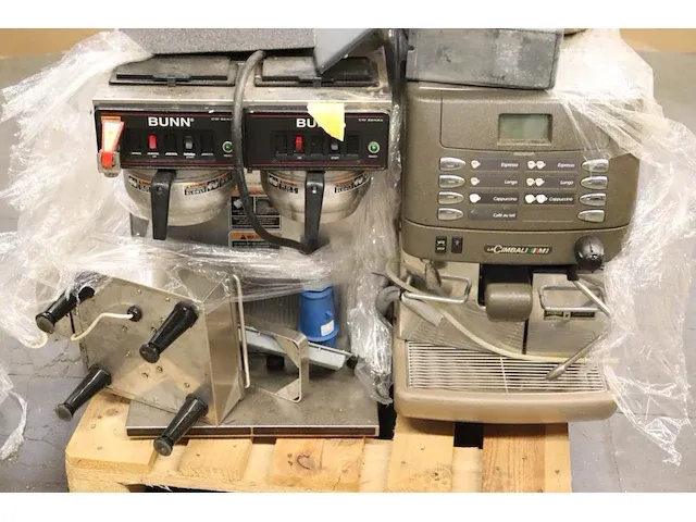 4 diverse koffiemachines - afbeelding 1 van  4