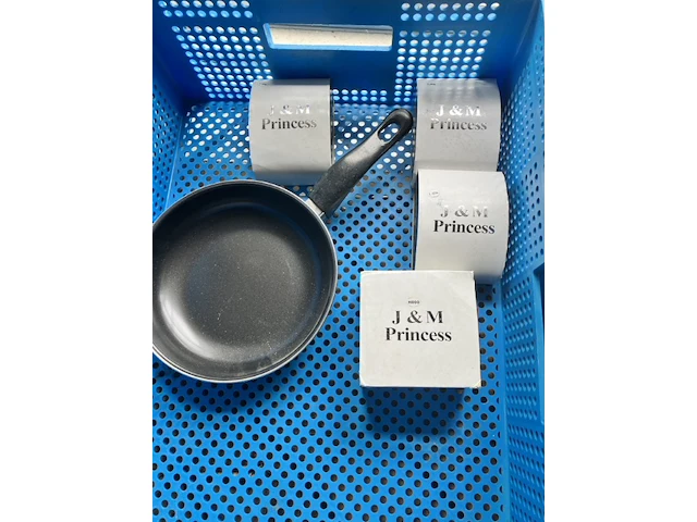 4 horloges en een koekepan - afbeelding 8 van  11