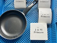 4 horloges en een koekepan - afbeelding 8 van  11
