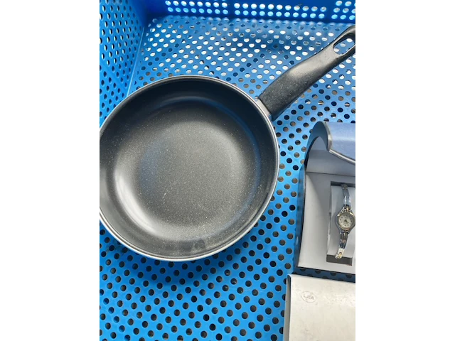 4 horloges en een koekepan - afbeelding 10 van  11