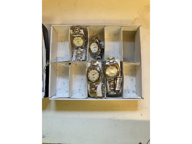 4 horloges in een doos - afbeelding 4 van  5