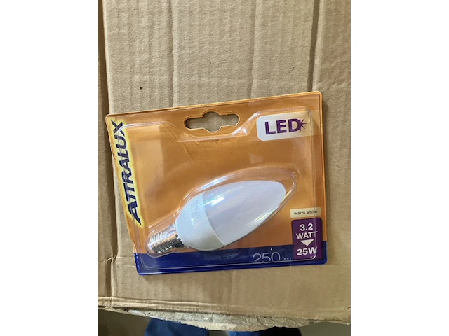 4 ledlamp kaars op blister retour uit verkoop - afbeelding 1 van  5