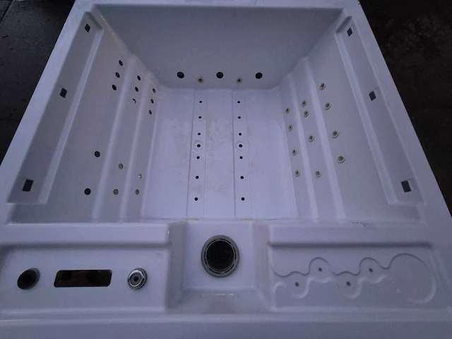 4 persoons jacuzzi en buitenspa - afbeelding 1 van  8