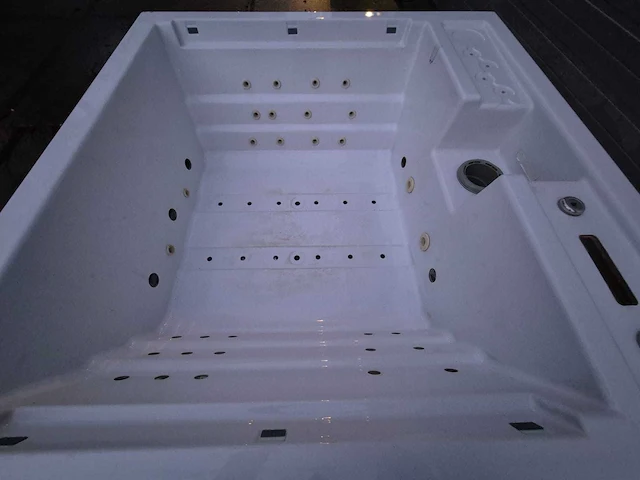 4 persoons jacuzzi en buitenspa - afbeelding 2 van  8