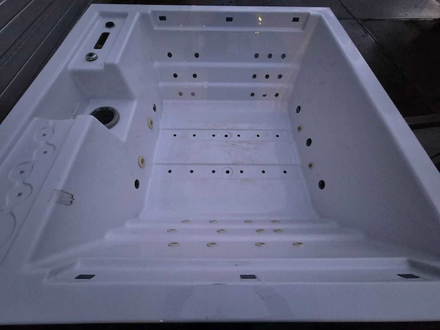 4 persoons jacuzzi en buitenspa - afbeelding 3 van  8