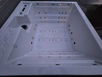 4 persoons jacuzzi en buitenspa - afbeelding 3 van  8