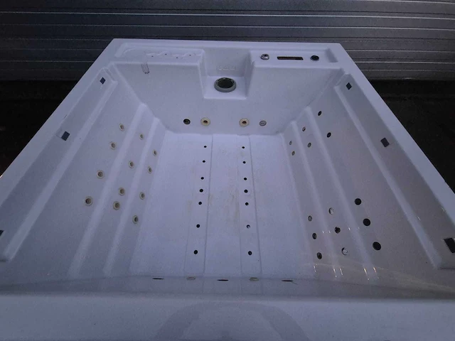4 persoons jacuzzi en buitenspa - afbeelding 4 van  8