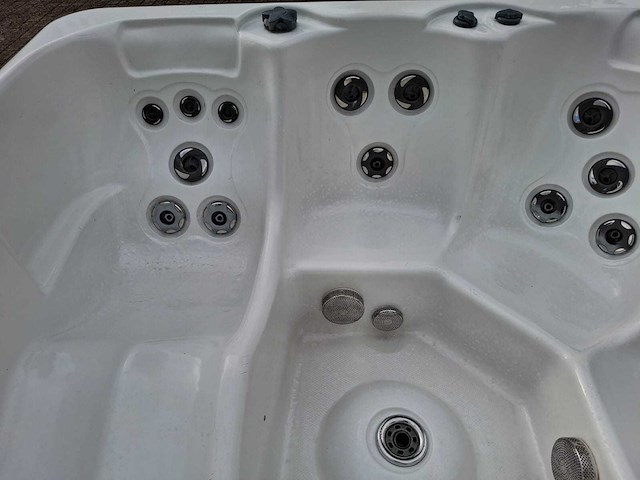 4 persoons jacuzzi en buitenspa - afbeelding 4 van  27