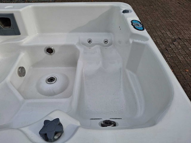 4 persoons jacuzzi en buitenspa - afbeelding 7 van  27