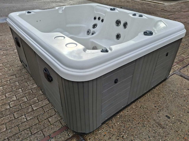 4 persoons jacuzzi en buitenspa - afbeelding 17 van  27