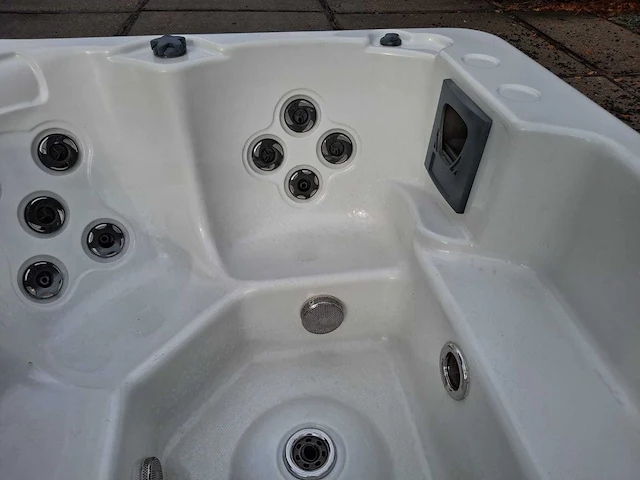4 persoons jacuzzi en buitenspa - afbeelding 10 van  27