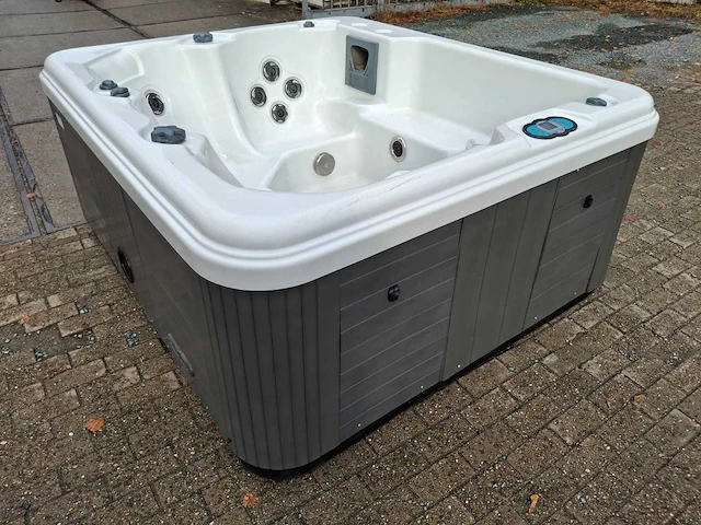 4 persoons jacuzzi en buitenspa - afbeelding 20 van  27