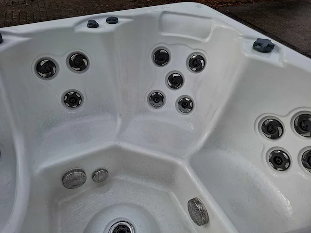 4 persoons jacuzzi en buitenspa - afbeelding 2 van  27